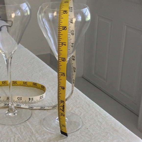 Home 2 wine Glasses has a Elegant look. - Picture 2 of 4